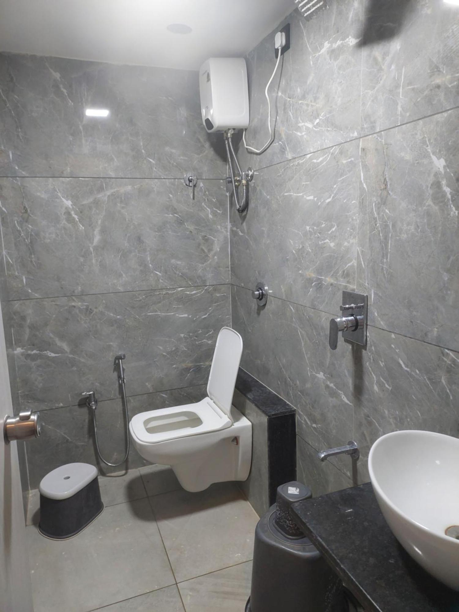 Hotel R K Villa Ahmedabad Exterior foto